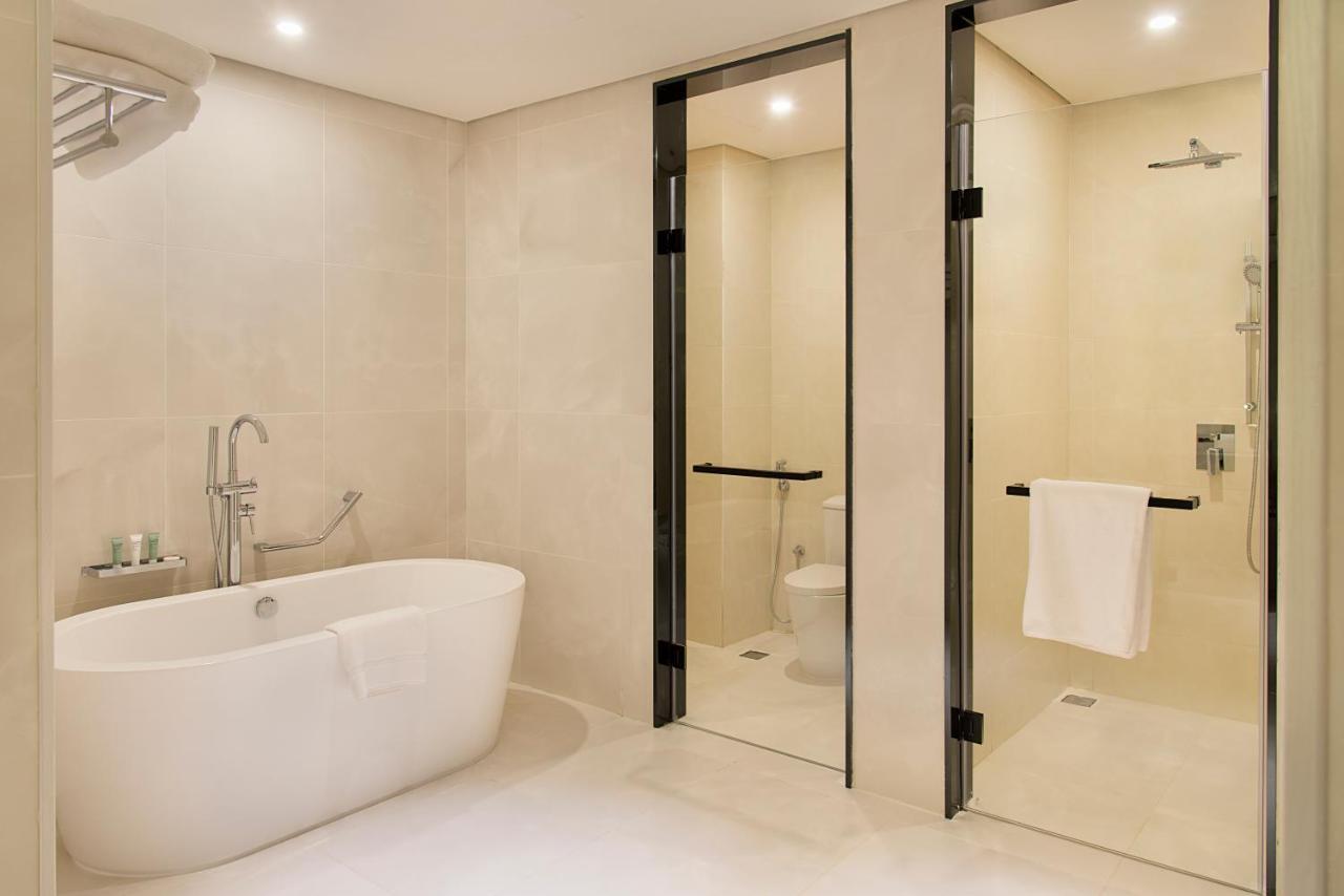 Asiana Grand Hotel Dubai Luaran gambar A modern bathroom with a shower and a bathtub