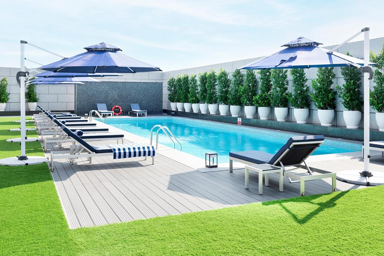 Asiana Grand Hotel Dubai Luaran gambar The swimming pool at the hotel