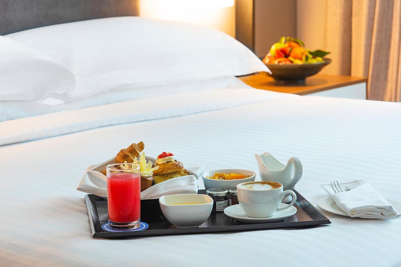 Asiana Grand Hotel Dubai Luaran gambar Room service